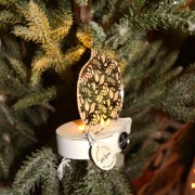 Γούρι ρόδι χρυσό κρεμαστό σε μικρό λευκό ξύλινο κύκλο