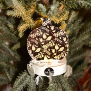 Γούρι ρόδι χρυσό κρεμαστό σε μικρό λευκό ξύλινο κύκλο