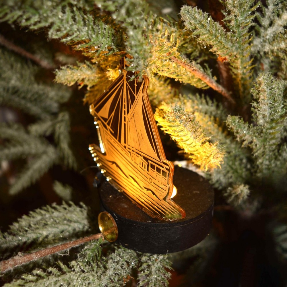 Γούρι καράβι χρυσό σε μαύρη βάση φωτιζόμενο