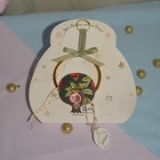 Γούρι Ρόδι κρεμαστό ξύλινο με σχέδιο ανοιγμένο ρόδι, κρίκο και κορδέλα