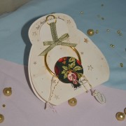 Γούρι Ρόδι κρεμαστό ξύλινο με σχέδιο ανοιγμένο ρόδι, κρίκο και κορδέλα