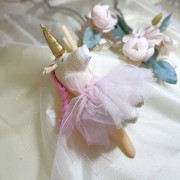 Λαμπάδα αρωματική σομόν με πάνινο μονόκερο