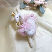 Λαμπάδα χειροποίητη με υφασμάτινο λευκό-ροζ κύκνο