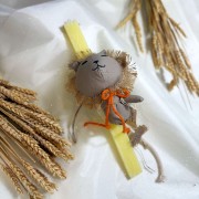 Λαμπάδα αρωματική κίτρινη με πάνινο λιονταράκι