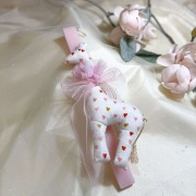 Λαμπάδα αρωματική ροζ με υφασμάτινη καμηλοπάρδαλη καρδιές