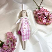 Λαμπάδα με υφασμάτινη κουκλίτσα με καρό φόρεμα