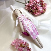 Λαμπάδα με υφασμάτινη κουκλίτσα με καρό φόρεμα