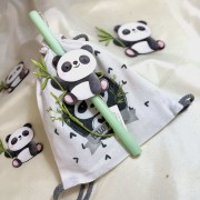 Λαμπάδα αρωματική πράσινη με Panda και σακίδιο