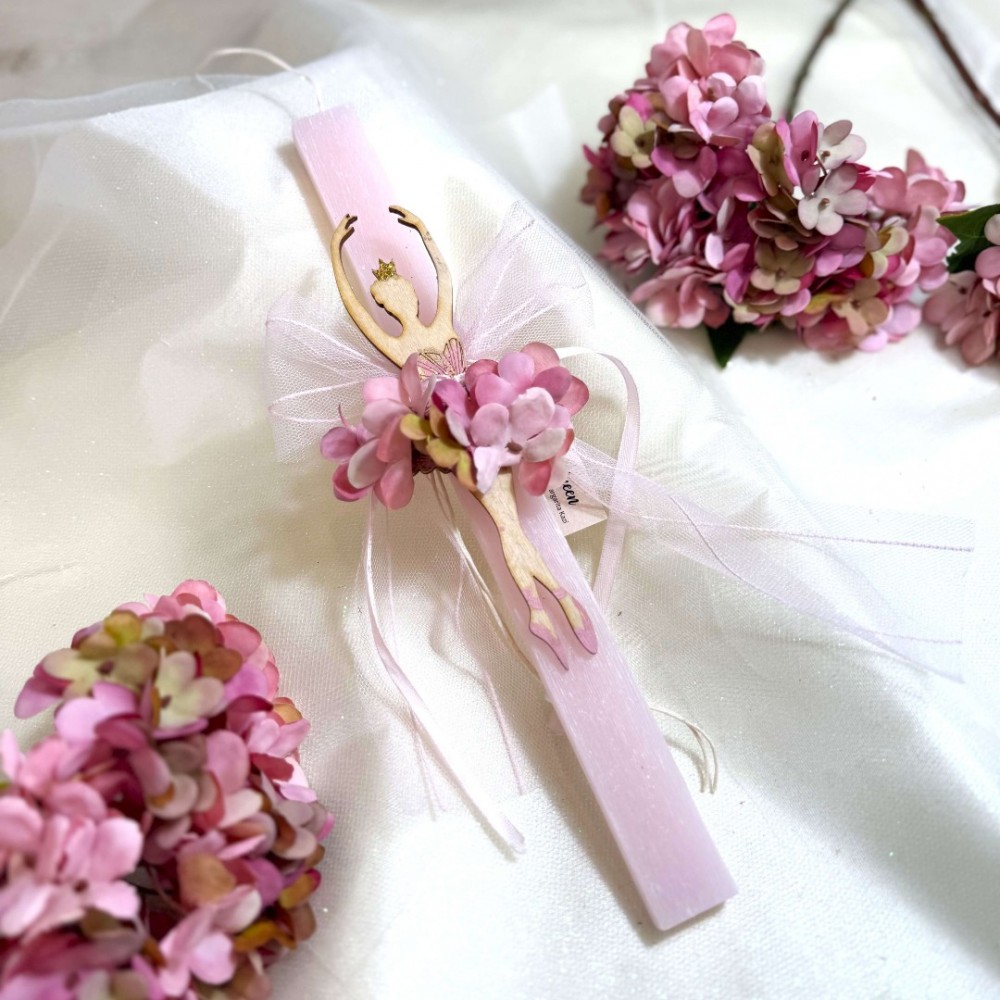 Λαμπάδα αρωματική ροζ με ξύλινη μπαλαρίνα και λουλούδια