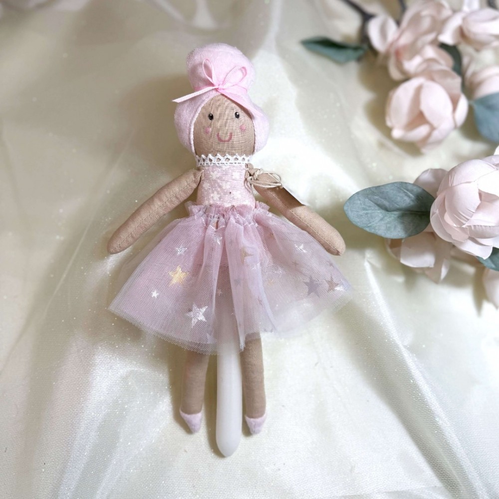 Λαμπάδα αρωματική λευκή με υφασμάτινο κοριτσάκι 