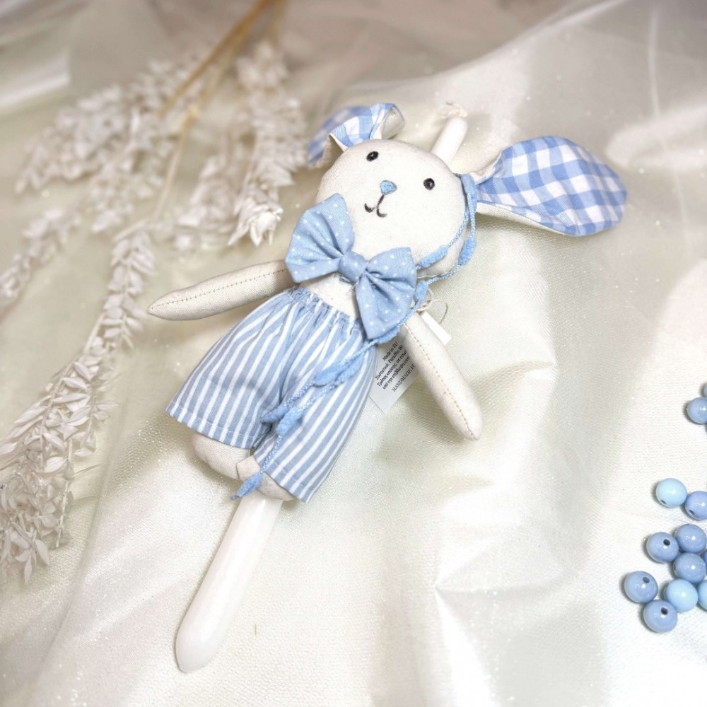 Λαμπάδα αρωματική λευκή με υφασμάτινο γαλάζιο λαγουδάκι