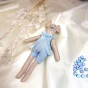 Λαμπάδα αρωματική λευκή με υφασμάτινο γαλάζιο ποντικάκι