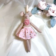 Λαμπάδα αρωματική λευκή με υφασμάτινο ροζ ποντικάκι