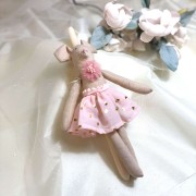 Λαμπάδα αρωματική λευκή με υφασμάτινο ροζ ποντικάκι