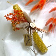 Λαμπάδα μελισσοκέρι κηρήθρα με αποξηραμένα λουλούδια πορτοκαλί