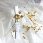Λαμπάδα αρωματική λευκή με χρυσά φτερά