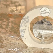 Γούρι ρόδι ασημί plexiglass σε ξύλο λευκό μικρό