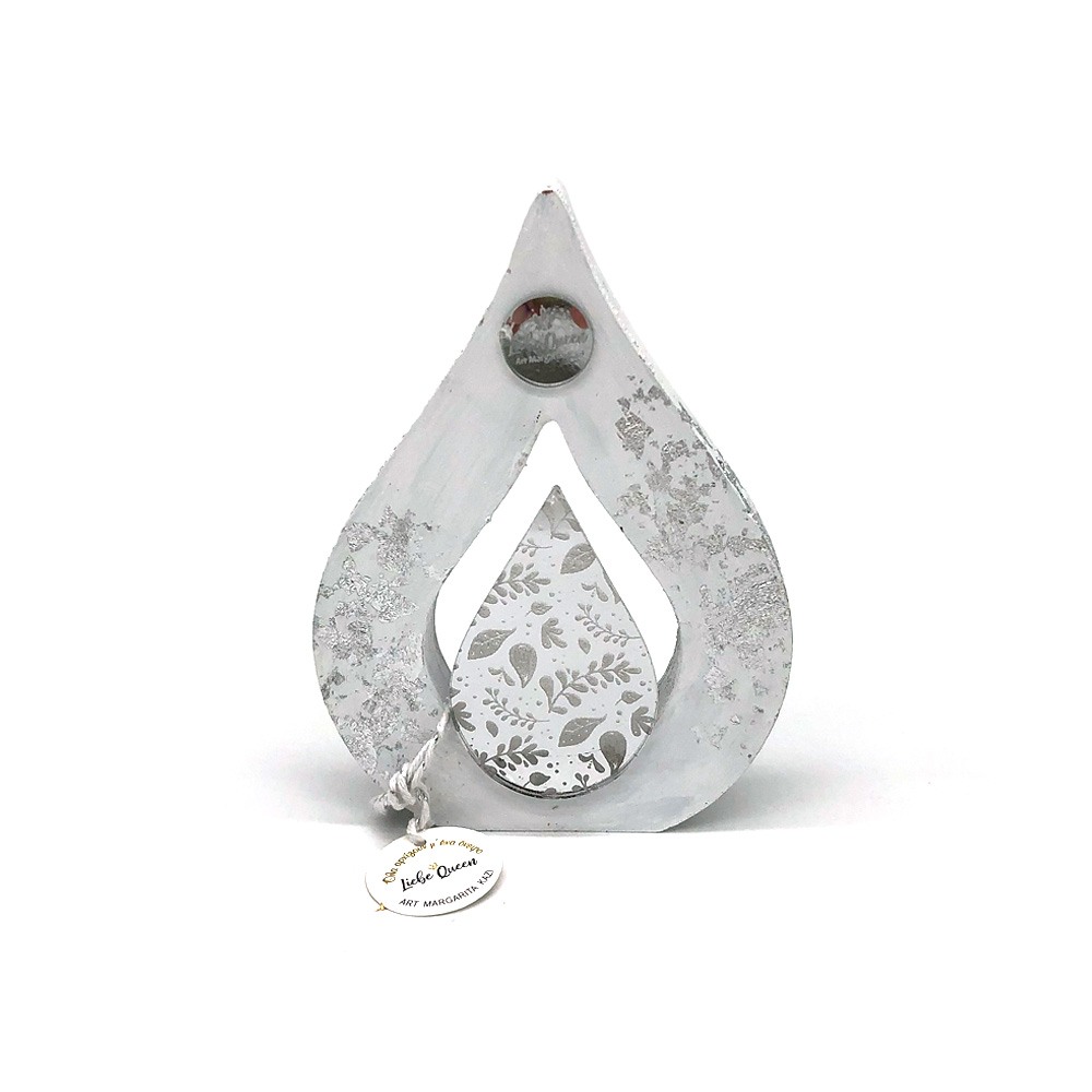 Γούρι ασημί δάκρυ πλεξιγλάς σε μεγάλο λευκό ξύλινο δάκρυ