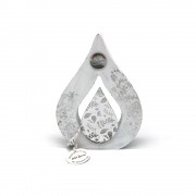 Γούρι ασημί δάκρυ πλεξιγλάς σε μεγάλο λευκό ξύλινο δάκρυ