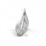 Γούρι ασημί δάκρυ πλεξιγλάς σε μεγάλο λευκό ξύλινο δάκρυ