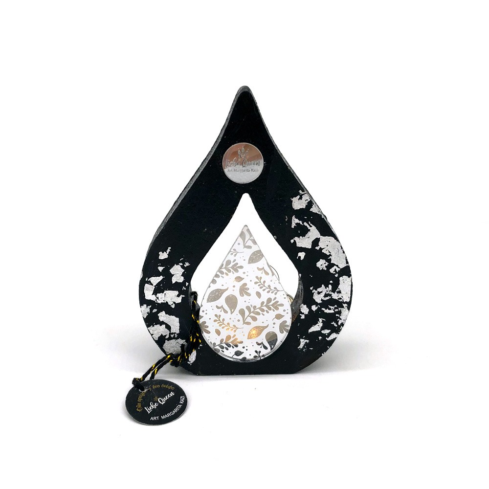 Γούρι ασημί δάκρυ πλεξιγλάς σε μεγάλο μαύρο ξύλινο δάκρυ