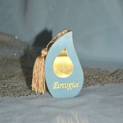 Γούρι δάκρυ γαλάζιο ξ΄΄ύλινο με χρυσό μάτι-δάκρυ από πλεξιγλάς στο κέντρο του