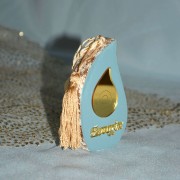 Γούρι δάκρυ γαλάζιο ξ΄΄ύλινο με χρυσό μάτι-δάκρυ από πλεξιγλάς στο κέντρο του