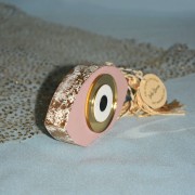 Γούρι Μάτι ξύλινο ροζ με χρυσό μάτι από πλεξιγλάς στο κέντρο του