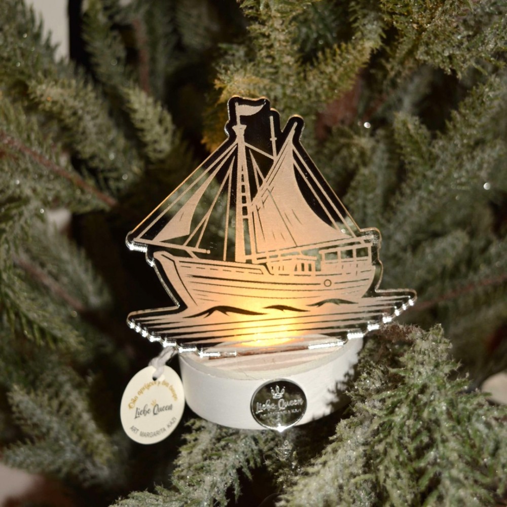 Γούρι καράβι ασημί σε λευκή βάση φωτιζόμενο