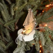 Γούρι ρόδι χρυσό κρεμαστό σε μικρό λευκό ξύλινο κύκλο