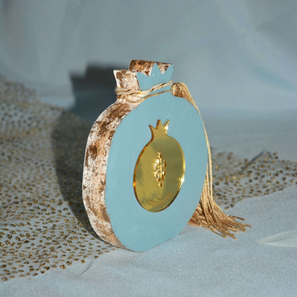 Γούρι Ρόδι ξύλινο γαλάζιο ζωγραφιστό με χρυσό ρόδι από πλεξιγλάς στο κέντρο