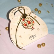 Γούρι Ρόδι  κρεμαστό ξύλινο ιβουάρ με σχέδιο ρόδια  και κορδόνια