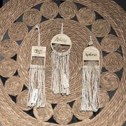 Γούρι κρεμαστό καδράκι οβάλ ξύλινο με κορδόνια ιβουάρ
