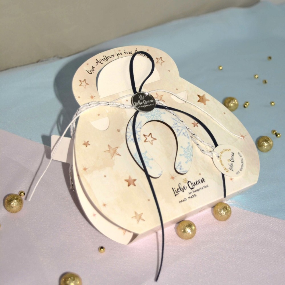 Γούρι πέταλο ξύλινο μικρό λευκό με γαλάζιες νιφάδες χιονιού