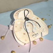 Γούρι πέταλο ξύλινο μικρό λευκό με νιφάδες χιονιού