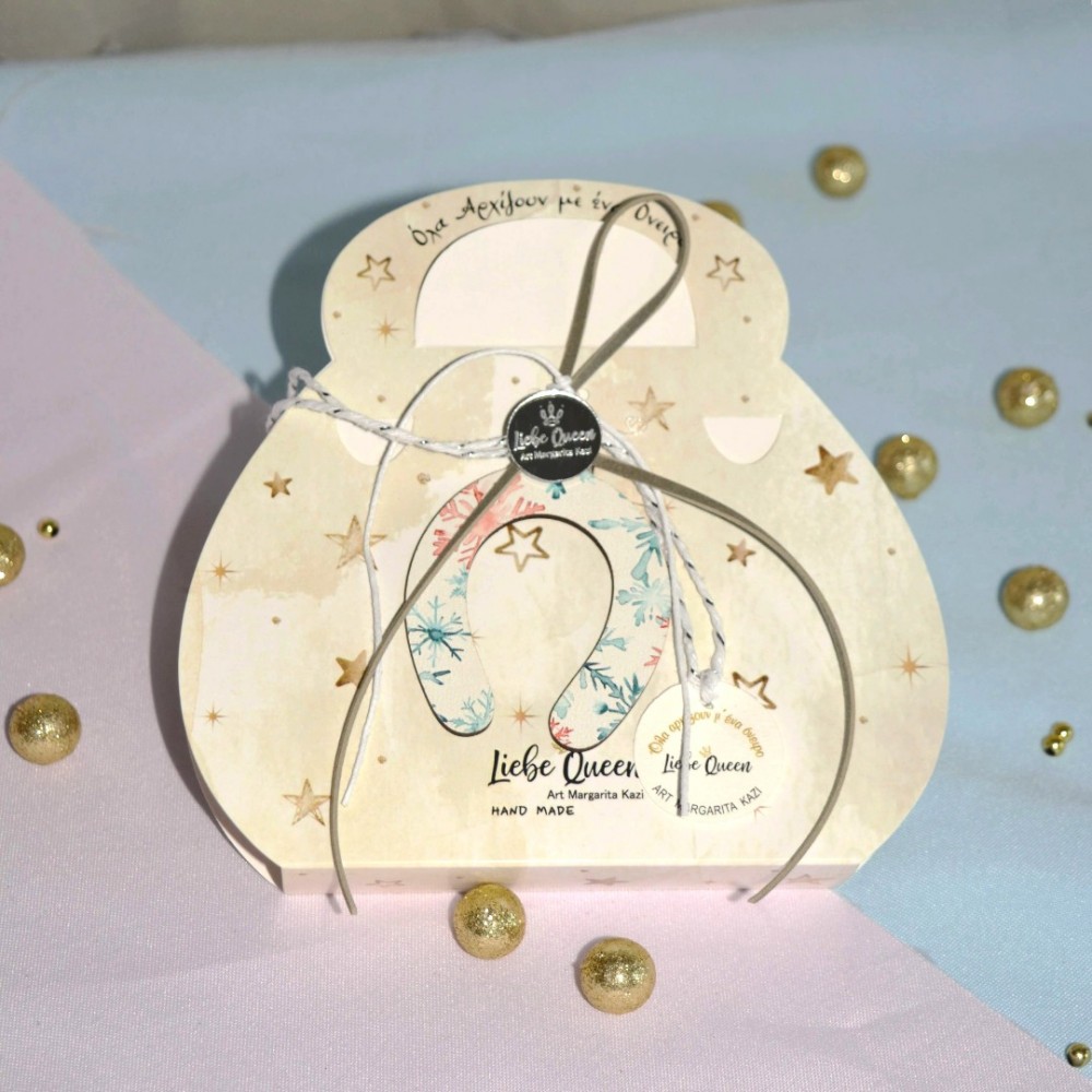 Γούρι πέταλο ξύλινο μικρό λευκό με παστέλ νιφάδες χιονιού