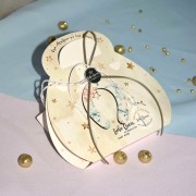 Γούρι πέταλο ξύλινο μικρό λευκό με παστέλ νιφάδες χιονιού