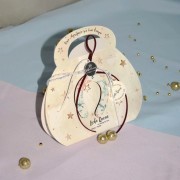 Γούρι πέταλο ξύλινο μικρό λευκό με σχέδιο παστέλ νιφάδες χιονιού