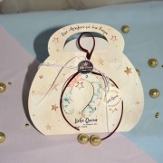 Γούρι πέταλο ξύλινο μικρό λευκό με σχέδιο παστέλ νιφάδες χιονιού