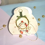 Γούρι Πέταλο κρεμαστό ξύλινο με σχέδιο ρόδια και κρίκο