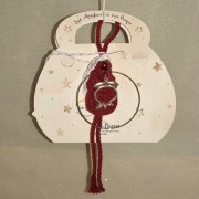 Γούρι κρεμαστό μπορντώ μακραμέ σε κρίκο με ρόδι 9.5x9