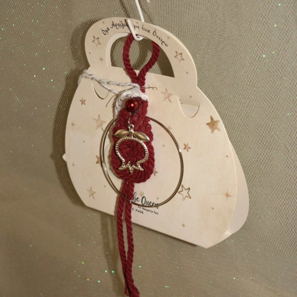 Γούρι κρεμαστό μπορντώ μακραμέ σε κρίκο με ρόδι 9.5x9