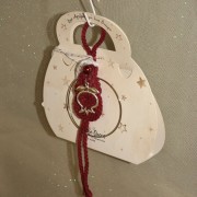 Γούρι κρεμαστό μπορντώ μακραμέ σε κρίκο με ρόδι 9.5x9