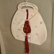 Γούρι κρεμαστό μπορντώ μακραμέ σε κρίκο με αστέρι 9.5x9