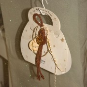 Γούρι μικρό κρεμαστό καφέ μακραμέ σε κρίκο με Δέντρο Ζωής