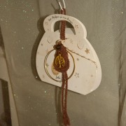 Γούρι κρεμαστό καφέ μακραμέ σε κρίκο με Δέντρο Ζωής 9.5x9