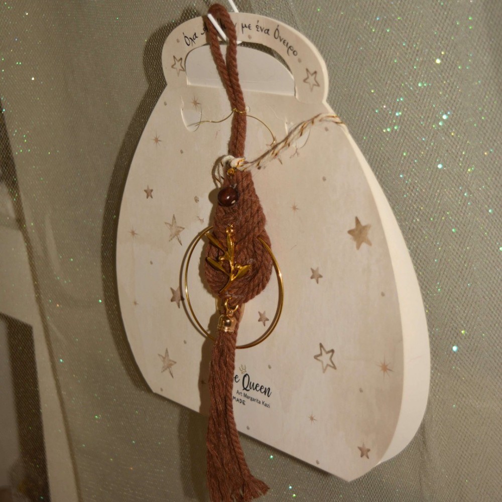 Γούρι κρεμαστό καφέ μακραμέ σε κρίκο με κλαρί ελιάς 9.5x9