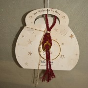 Γούρι μικρό κρεμαστό μπορντώ μακραμέ σε κρίκο με επίχρυσο πέταλο