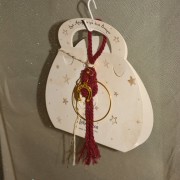 Γούρι μικρό κρεμαστό μπορντώ μακραμέ σε κρίκο με επίχρυσο πέταλο