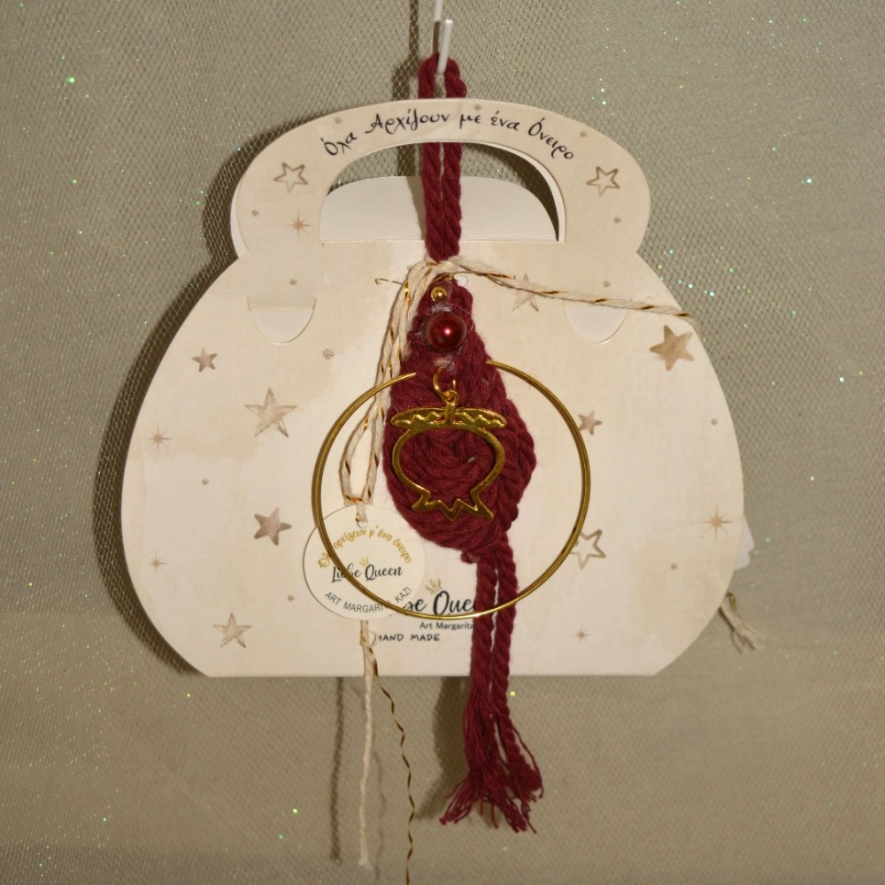 Γούρι κρεμαστό μπορντώ μακραμέ σε κρίκο με επίχρυσο ρόδι 9.5x9